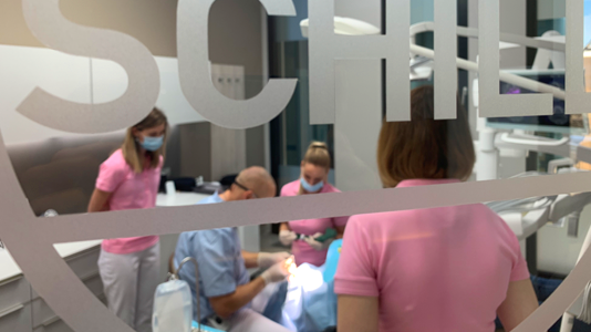 Schill Dental Clinic - Primár pracuje na keramických výplniach Schill Dental Clinic - Primár pracuje na keramických výplniach